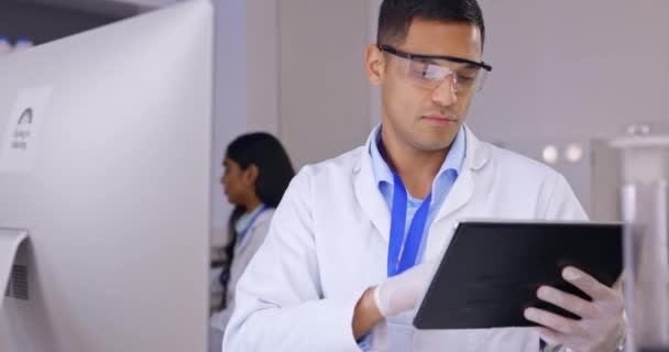 Nauka Medyczna Człowiek Laboratorium Komputerem Badań Nad Przyszłościowymi Innowacjami Rozwojem — Wideo stockowe
