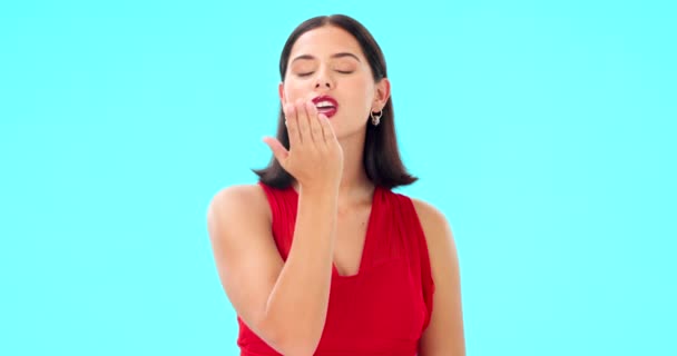 Cara Mujer Soplado Beso Sobre Fondo Azul Estudio Color Telón — Vídeos de Stock