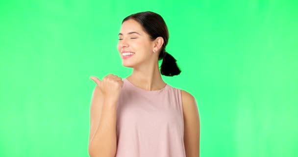 女人的脸 尖着绿色的屏幕 快乐而笑着展示广告的模型 与一位快乐的年轻女性配音的肖像 孤独寂寞和演播室背景 展示了一个模拟的宣布 — 图库视频影像