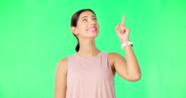 女人的脸 指向绿色的屏幕 快乐而微笑地展示着广告的模型 与一位快乐的年轻女性配音的肖像 孤独寂寞和工作室背景来展示促销活动 — 图库视频影像