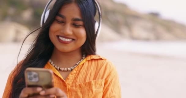 Навушники Телефони Жінки Танцюють Пляжі Під Час Відпустки Пригод Або — стокове відео