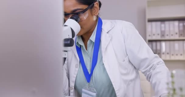Mikroskop Badaczka Naukowiec Laboratorium Analiza Roślin Medycyna Naturalna Lub Test — Wideo stockowe