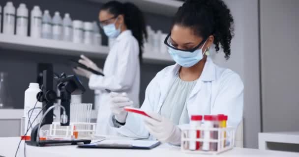 Laboratuvar Bilgi Sonuç Araştırmaları Için Pano Bilim Adamı Yazımı Kan — Stok video