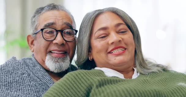 Uzaktan Kumanda Mutluluk Kanepede Birlikte Televizyon Izleyen Yaşlı Bir Çift — Stok video