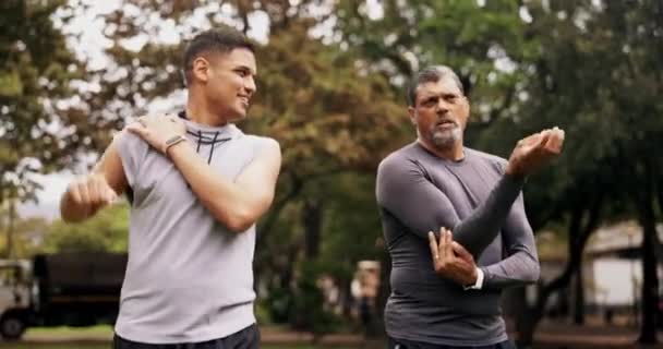 Trecho Fitness Personal Trainer Livre Com Rosto Homem Maduro Pronto — Vídeo de Stock
