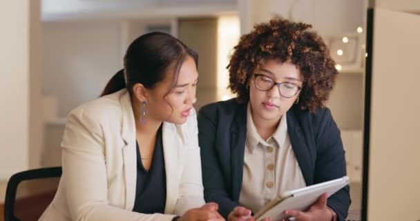 Tablet Colaboração Mulheres Negócios Planejamento Reuniões Brainstorming Nossa Visão Missão — Vídeo de Stock