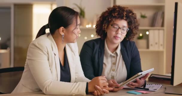 Tablet Trabajo Equipo Mujeres Negocios Planificación Reuniones Lluvia Ideas Nuestra — Vídeos de Stock