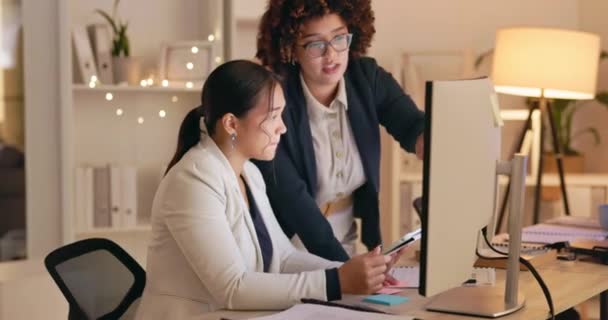 タブレット 会議を持つビジネスの人々は デジタルマーケティングプロジェクト 技術とコラボレーションで夜に役立ちます 女性は一緒に遅くまで働き チームはWebデザインとサポートのアドバイスを計画します — ストック動画
