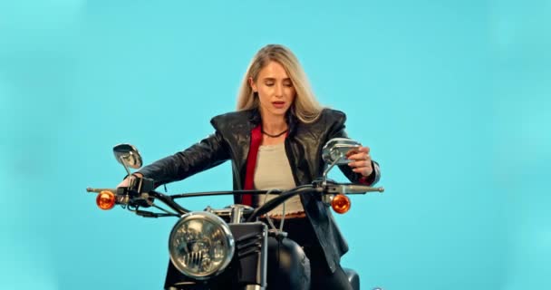 Motorcykel Studio Och Kvinna Med Självförtroende Åktur Äventyr Med Vind — Stockvideo