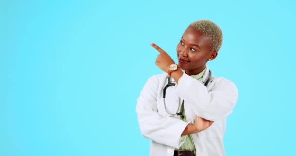 Siyah Kadın Portre Doktor Stüdyo Odasının Modelini Gösteriyor Mavi Arka — Stok video