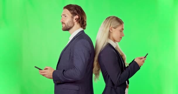 Pebisnis Smartphone Dan Berdiri Layar Hijau Dengan Kembali Studio Terisolasi — Stok Video