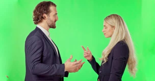 ビジネス関係者 パートナーシップ 背景に隔離されたスタジオの緑の画面で握手 契約と幸せな男と女 交渉や歓迎 オンボーディングや面白い — ストック動画