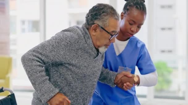 Старший Мужчина Медсестра Помочь Ходить Доме Поддержки Оздоровления Реабилитации Уходом — стоковое видео