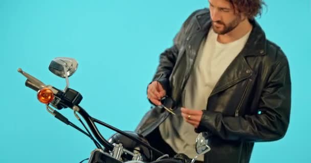 Stüdyodaki Adamla Klasik Güneş Gözlüğü Nakliye Için Hazırlanın Motosikletli Kask — Stok video