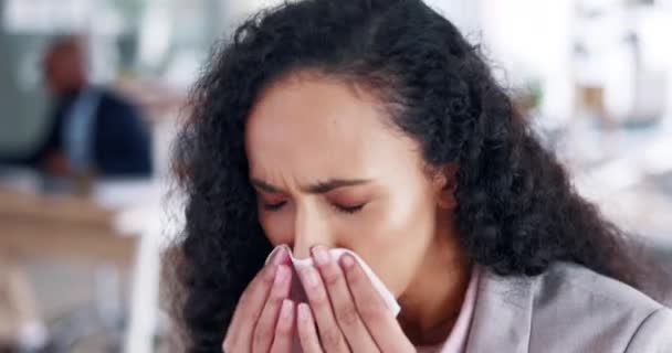 鼻を吹いて ウイルスとオフィスでビジネス女性をくしゃみ アレルギーやインフルエンザ 会社の感染による疲労感を感じる発熱性疾患のあるデスクでの組織 健康問題 従業員 — ストック動画