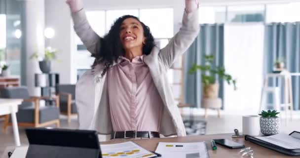 オフィスの机で成功 勝利または昇進のためのビジネス女性 お祝いおよび投函書類 幸せな女性従業員は 職場で完了 または完了した文書で勝つために喜んで — ストック動画