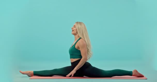 Fitness Mujer Yoga Estirar Las Piernas Estera Para Entrenamiento Ejercicio — Vídeo de stock