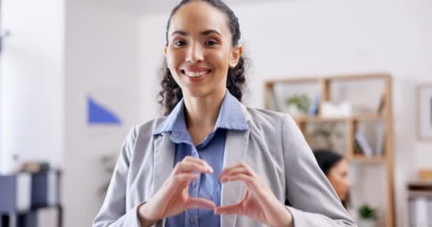 Escritório Mulher Negócios Sinal Coração Para Cuidados Escritório Suporte Corporativo — Vídeo de Stock