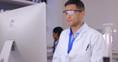 Laboratuvardaki bilim adamı, gülümsemesi ve bilgisayarı olan adam, bilimsel yenilikleri olan tıbbi araştırmalar için bilim çalışması. Laboratuvarda çalışan erkek, güvenlik gözlüğü ve portre, dijital test sonuçları ve biyoteknoloji.
