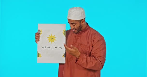 Ramadan Aïd Affiche Avec Homme Islamique Sur Fond Bleu Studio — Video