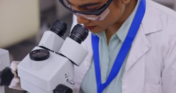 Ciencia Médica Mujer Microscopio Laboratorio Para Análisis Investigación Salud Científica — Vídeo de stock