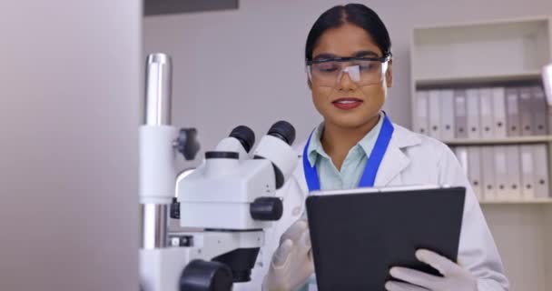 Mikroskop Tablett Och Forskarkvinna Inom Laboratorieforskning Dataanalys Och Bioteknik För — Stockvideo