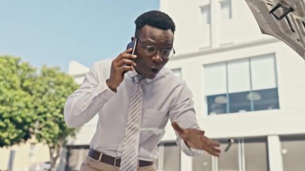 Telefonat Versicherung Und Panne Mit Einem Schwarzen Mann Der Stadt — Stockvideo