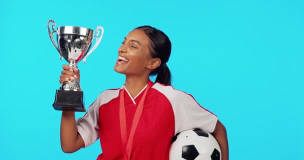 Sportvinnare Trofé Och Upphetsad Kvinna Med Fotbollsspelare Utmärkelse Match Konkurrens — Stockvideo