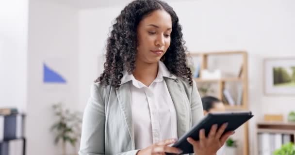 Cara Mujer Emprendedor Con Tableta Planificación Consultor Escribiendo Lugar Trabajo — Vídeo de stock