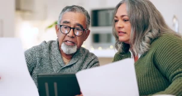 Seniorpar Økonomi Planlægning Med Skatter Dokumenter Til Budget Derhjemme Papirarbejde – Stock-video