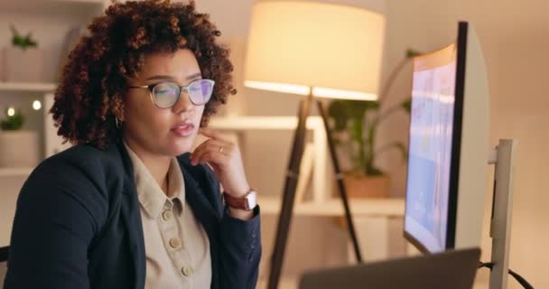Düşünme Ofis Bilgisayar Okuyan Bir Kadın Posta Projesi Internet Araştırması — Stok video