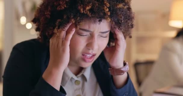 Mitarbeiter Nacht Und Frau Mit Kopfschmerzen Burnout Und Überlastung Büro — Stockvideo
