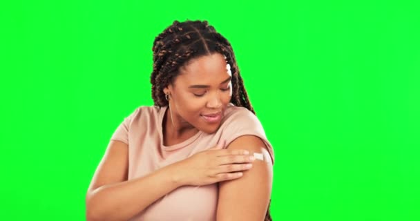 Layar Hijau Vaksin Dan Wajah Wanita Bahagia Dengan Plester Lengan — Stok Video