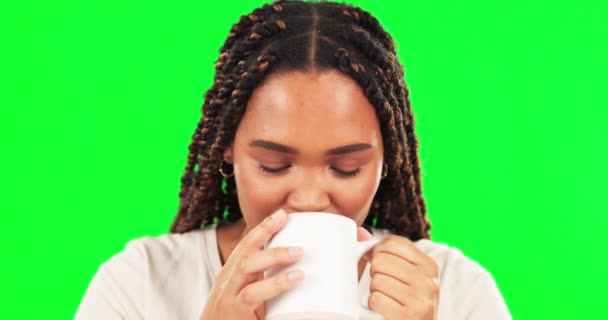 快乐的黑人女人 脸和喝咖啡在绿色屏幕上放松 排毒或健康休息在孤立的工作室背景 造型背景下的肖像 微笑和有茶杯或拿铁杯子的人 — 图库视频影像
