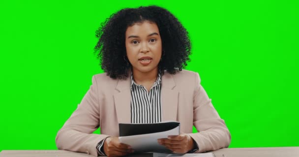 Pembaca Berita Wanita Wajah Dan Pembicara Dengan Layar Hijau Berbicara — Stok Video
