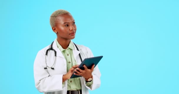 在工作室背景 远程保健理念或诊所服务应用中被隔离的平板电脑 思维和女医生 在医疗保健研究 数字解决方案和蓝色医学模型或空间中打字的非洲人 — 图库视频影像