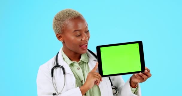 女医生 平板电脑和绿色屏幕隔离在工作室背景 远程健康 医疗或临床演示中 医疗保健广告 面对非洲人 谈论数字技术或模拟空间 — 图库视频影像