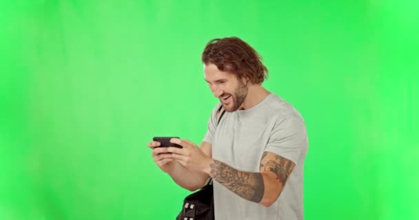 フィットネスマン 勝者または携帯電話は スポーツゲームの競争のために拳と笑いを緑色の画面で祝うために 成功または勝利ボーナス はいまたは進歩を訓練するための興奮した男性 スマートフォンと幸せ — ストック動画