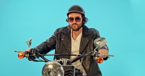 Motosiklet Sürmek Stüdyo Macerada Gülümseyen Bir Adam Özgüvenle Düşünüyor Erkek — Stok video