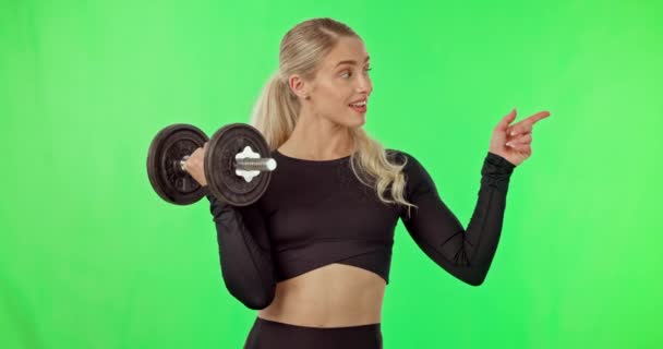 Fitness Mancuerna Mujer Feliz Pantalla Verde Apuntando Con Dedo Espacio — Vídeos de Stock