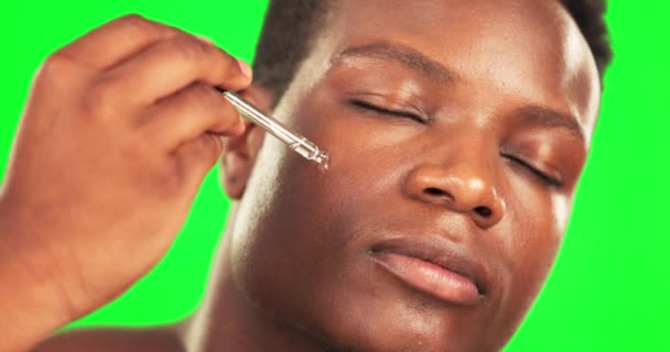 黑人男子 血清油和绿色的护肤筛选与面部滴水者自我护理皮肤科 非洲男性面部皮肤产品 保湿及化妆品的工作室背景 — 图库视频影像