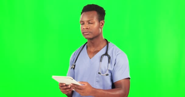 緑のスクリーンスタジオ思考 計画とモックアップの背景にオンラインコンサルティングでデジタルタブレット 黒人男性と医師 スケジュールと看護師のためのアプリ 遠隔医療 ヘルプまたはアドバイス — ストック動画