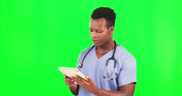 Dokter Zwarte Man Tablet Door Groen Scherm Voor Het Lezen — Stockvideo