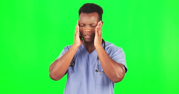 緑のスクリーンスタジオで頭痛 黒人男性と医師の不安 ストレスやモックアップの背景に失敗します バーンアウト 片頭痛 アフリカの男性看護師は 病院のミス うつ病や圧力のために強調 — ストック動画