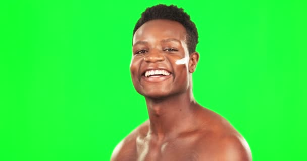 Zwarte Man Lachend Hydraterend Groen Scherm Voor Huidverzorgingsportret Met Glimlach — Stockvideo