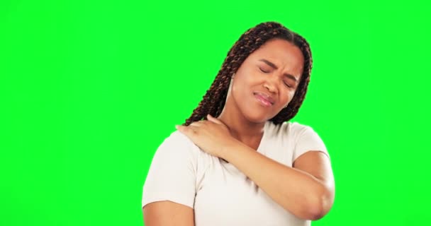 Mujer Negra Dolor Manos Hombros Pantalla Verde Del Estudio Con — Vídeo de stock