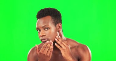 Siyahi adam, el yüze ve yeşil ekranda cilt bakımı ve cilt bakımı dermatolojisi. Afrikalı erkek, temiz cilt, yüz hijyeni ve sağlık için temizlik ya da bakım konusunda ciddi..