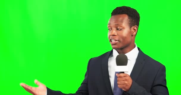 Tela Verde Repórter Homem Preto Com Microfone Colocação Produto Para — Vídeo de Stock