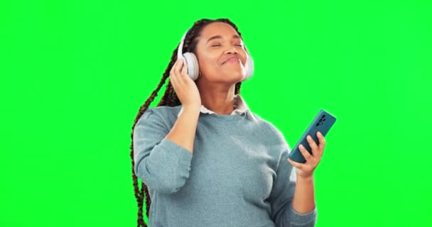 Ακουστικά Μουσική Και Γυναικεία Χορευτικά Πράσινη Οθόνη Ακούγοντας Άλμπουμ Ραδιόφωνο — Αρχείο Βίντεο