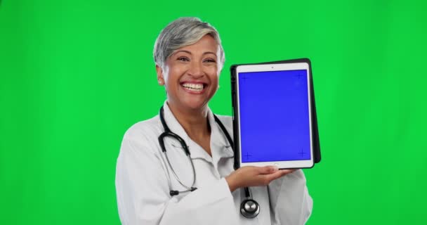 医生和平板电脑在绿色屏幕上的模型 与工作室背景的跟踪标记 快乐老年女性医学专家在复印空间展示远程健康触摸屏的肖像 — 图库视频影像